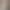 Zimmer mit einem Bett, das mit einer weißen Decke und einem Dekokissen bedeckt ist, einem an der Wand montierten Fernseher und einem Fenster, das Licht hereinlässt
